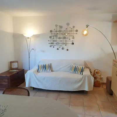 a bedroom with a bed and a chandelier at Mini villa Messicana 5 pers piscine 500 m plage in Lecci