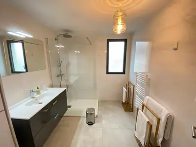 a bathroom with a sink and a shower and a mirror at Porto-Vecchio, Luxe et lumière, Stanatura in Porto-Vecchio