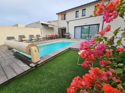 a backyard with a swimming pool and a house at Villa Nananthée T5 de luxe,4-8 pers, piscine privée chauffée in Lecci