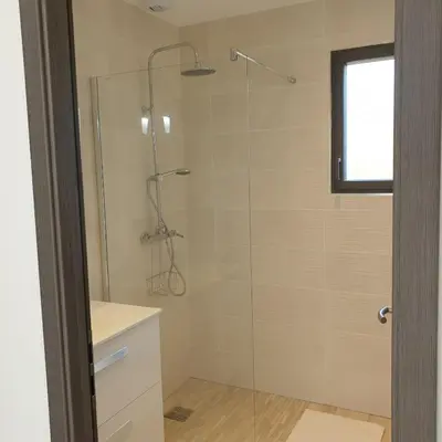 a bathroom with a shower with a glass door at Villa L'Arbousier 4 pers piscine chauffée 2 min plage en voiture in Sainte-Lucie de Porto-Vecchio