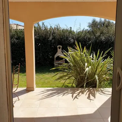 an open door to a patio with a plant at Villa Ribba 6 pers piscine 5 min plage en voiture in Gialla