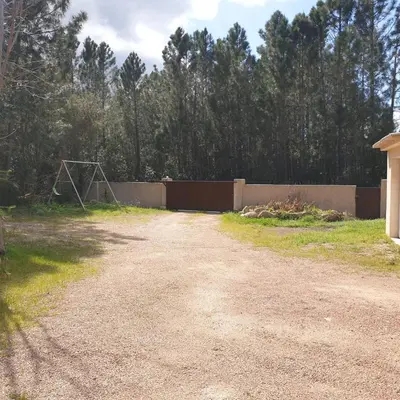 a dirt road with a fence and a basketball hoop at Villa Ribba 6 pers piscine 5 min plage en voiture in Gialla