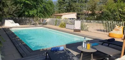 a swimming pool with a table and chairs next to it at Villa Ribba 6 pers piscine 5 min plage en voiture in Gialla