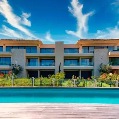 Solaneos propose magnifique T4 neuf sur le port avec Piscine CHAUFFEE