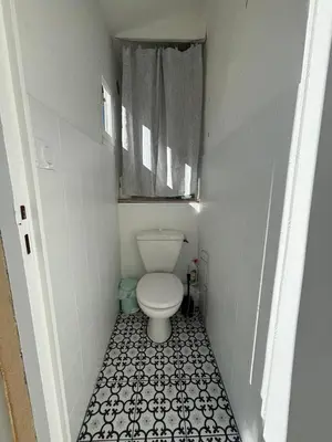 a small bathroom with a toilet and a window at Magnifique grand T3 refait à neuf en 2025 plein centre corte 13 cours paoli wifi écran plat lave linge 6 couchages in Corte