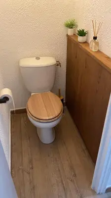 a toilet with a wooden seat in a bathroom at BERNARDINI Emplacement exceptionnel in Sari Solenzara