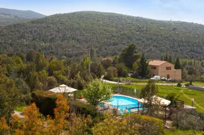 a house with a swimming pool and a mountain at A Casa Aperta in Favalello