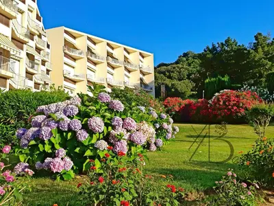 a garden of flowers in front of a building at Résidence de Porticcio youyoube2 in Porticcio