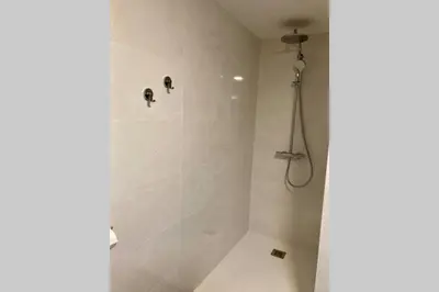 a white bathroom with a shower with a shower at Appartement magnifique - Luxe - Proche du port - 1 chambre - Pour des vacances paisibles in Porto-Vecchio