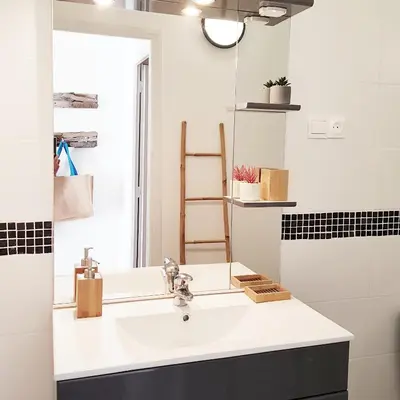 a bathroom with a sink and a mirror at Appartement T2bis Sartène 60m2 avec jolie terrasse de 25m2 et vue panoramique mer et montagne sur le Golfe du Valinco - Quartier calme à 10mn à pied du centre ville - Idéal pour 4 personnes et possibilité de 6 couchages - Place de parking réservée in Sartène