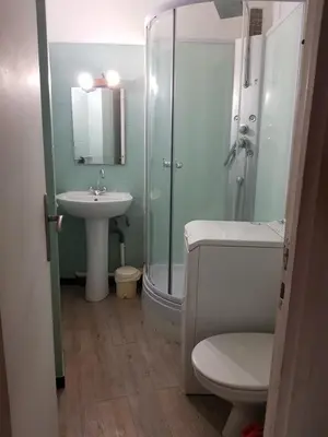 a bathroom with a shower and a toilet and a sink at AJACCIO CENTRE VIEILLE VILLE IMPÉRIALE TT CONFORT TTES COMMODITÉS 3 a 4 PERs CATHÉDRALE A 300M MER PORT MARCHE LOCAL PLAGES in Ajaccio