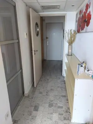 a room with a hallway with a sink and a door at AJACCIO SANGUINAIRES APPT 3 P POUR 4 A 5 PERSONNES TTES COMMODITÉS TT CONFORT ! A 300M DES PLAGES ET A 5 MN DU CENTRE VILLE in Ajaccio