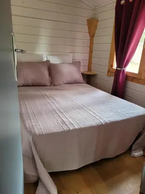 a large bed in a room with a window at Chalet Climatisé SANTA MARIA à Bonifacio in Bonifacio