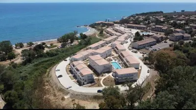 an aerial view of a resort near the ocean at Studio les pieds dans l'eau vue sur mer in Linguizzetta