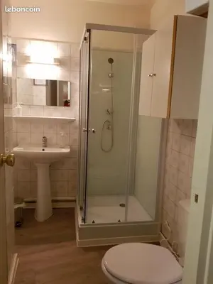 a bathroom with a shower and a toilet and a sink at AJACCIO VIELLE VILLE IMPERIALE GRAND STUDIO POUR 3 a 4 PERSONNES a PROXIMITE DU PORT ET DES PLUS BELLES PLAGES in Ajaccio