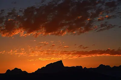 a sunset over the mountains in the desert at Appartement T2 Porticcio Vue sur Mer in Porticcio