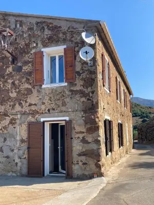 a stone building with a door and a window at DUPLEX 4 PERSONNES Clim Wifi Parking in Partinello