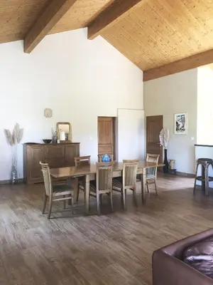 a dining room with a table and chairs at Villa familiale entre mer et montagne Corse in Soccia