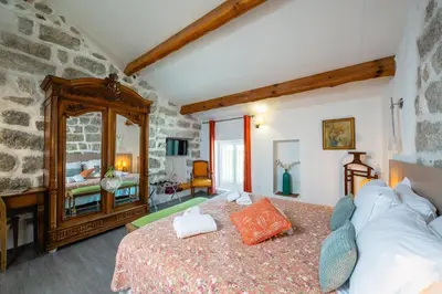 a bedroom with a bed and a mirror at Auberge U n'Antru Versu in San-Gavino-di-Carbini