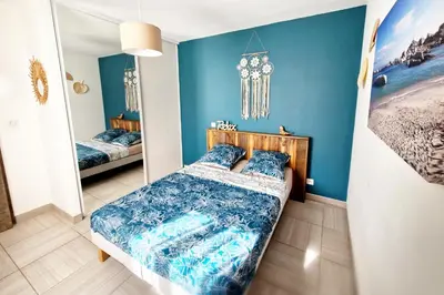 a bedroom with two beds and blue walls at Isula Bella in Prunelli-di-Fiumorbo