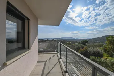 a balcony with a view of the mountains at Villa neuve et luxueuse vue mer proche Portovecchio in Zonza