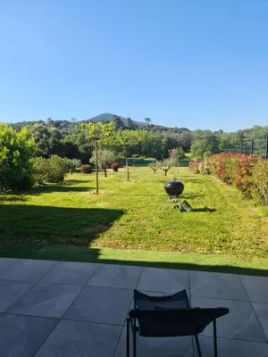 a bbq grill in the middle of a field at Villas Zanzimare Casa in Grosseto-Prugna