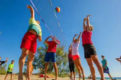 a group of people playing volleyball on the beach at Résidence Goélia Perla D'Isula in Linguizzetta