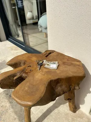 a wooden table with a sign on top of it at A Casa Vadiiolina - Chambres d'hôtes d'exception in Sollacaro