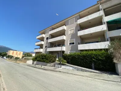an apartment building on the side of a street at Rena Bianca tout confort proche plage et centre ville in Propriano