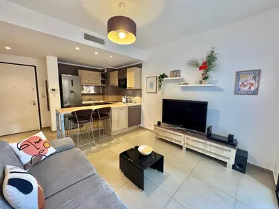 a living room with a couch and a tv at Rena Bianca tout confort proche plage et centre ville in Propriano
