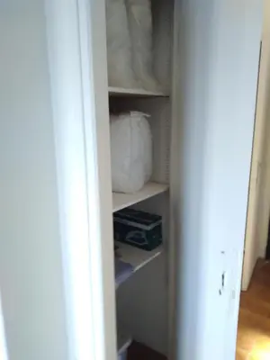 a closet with a book shelf in a room at T2 vue mer à Porticcio, proche aéroport Ajaccio in Porticcio