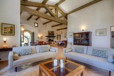 a living room with two couches and a table at Le Campu Latinu in Lama