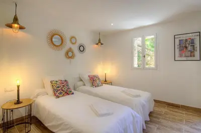 a room with two beds and a mirror and a window at Le Campu Latinu in Lama