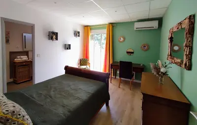 a bedroom with a bed and a desk and a window at Villa A CASA DI FICU à 14kms d'Ajaccio et des plages avec Piscine Jacuzzi Pétanque Sans vis à vis in Peri