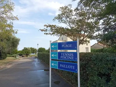 a street sign in front of a driveway at studio à 100m de la plage et de la piscine in Cervione