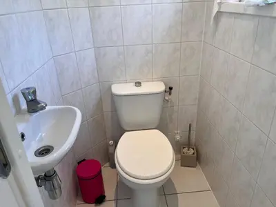 a small bathroom with a toilet and a sink at VILLA GIOIA -Vue mer- proche plage de Favone in Conca