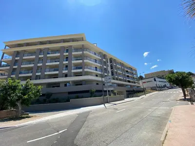 an empty parking lot in front of a building at Fronte di Mare - deux pièces en bord de mer in Propriano