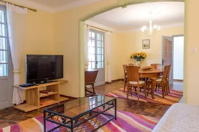 a living room with a table and a tv at Appartement a Baracci in Olmeto