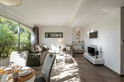 a living room with a couch and a table at Les Arcades de Cala Rossa in Lecci