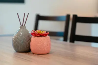 two vases sitting on top of a wooden table at Villa Terrasse et Piscine à l'entrée de Porticcio in Cauro