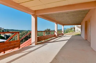 a walkway on the side of a building at Villa Terrasse et Piscine à l'entrée de Porticcio in Cauro
