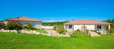a house in a yard with a yard sidx sidx sidxktopktopktop at Alzitone in Ghisonaccia