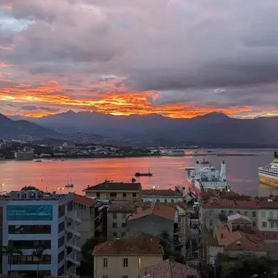 Centre ville avec vue magnifique sur le golfe d'Ajaccio; parking privé.
