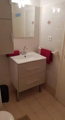 a bathroom with a sink and a mirror at T1 vue mer bord de mer Ajaccio in Ajaccio
