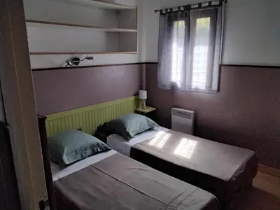 two beds in a small room with a window at Strada di a cuma in Vico