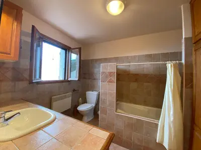 a bathroom with a sink and a toilet and a tub at Duplex Belvédère-Campomoro, vue mer in Belvédère