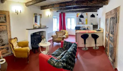 a living room with a couch and a fireplace at Appartement 1 chambre en Haute-Corse à Pietra Di Verde in Pietra-di-Verde