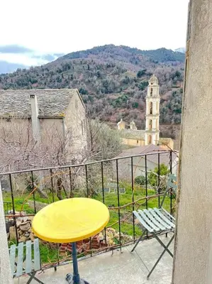 a yellow table and chairs on a balcony at Appartement 1 chambre en Haute-Corse à Pietra Di Verde in Pietra-di-Verde