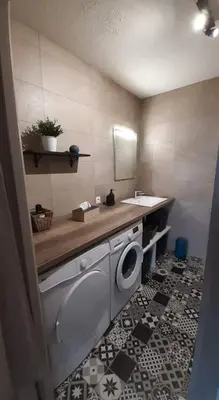 a bathroom with a washing machine and a sink at Résidence Les Marines de Moriani pieds dans l'eau duplex avec terrasses vue mer, 4-8 pers in San-Nicolao