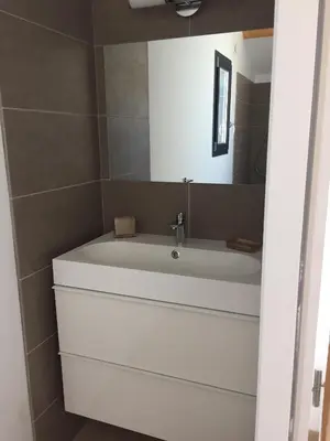 a white tub in a bathroom with a mirror at Très belle villa avec piscine chauffée CASALEONI in Prunelli-di-Fiumorbo